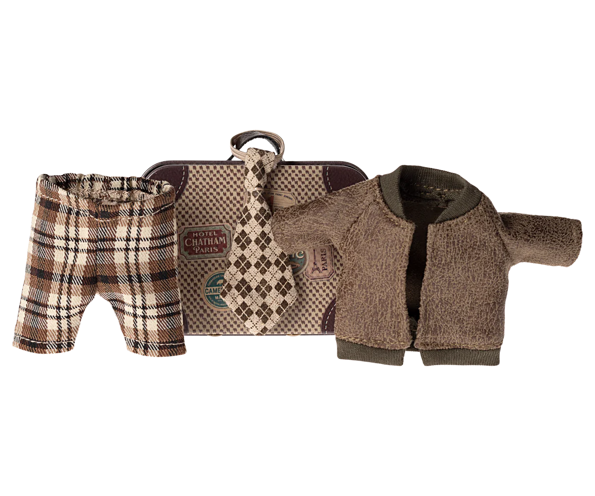 Vêtements pour souris dans sa valise / Grand – père