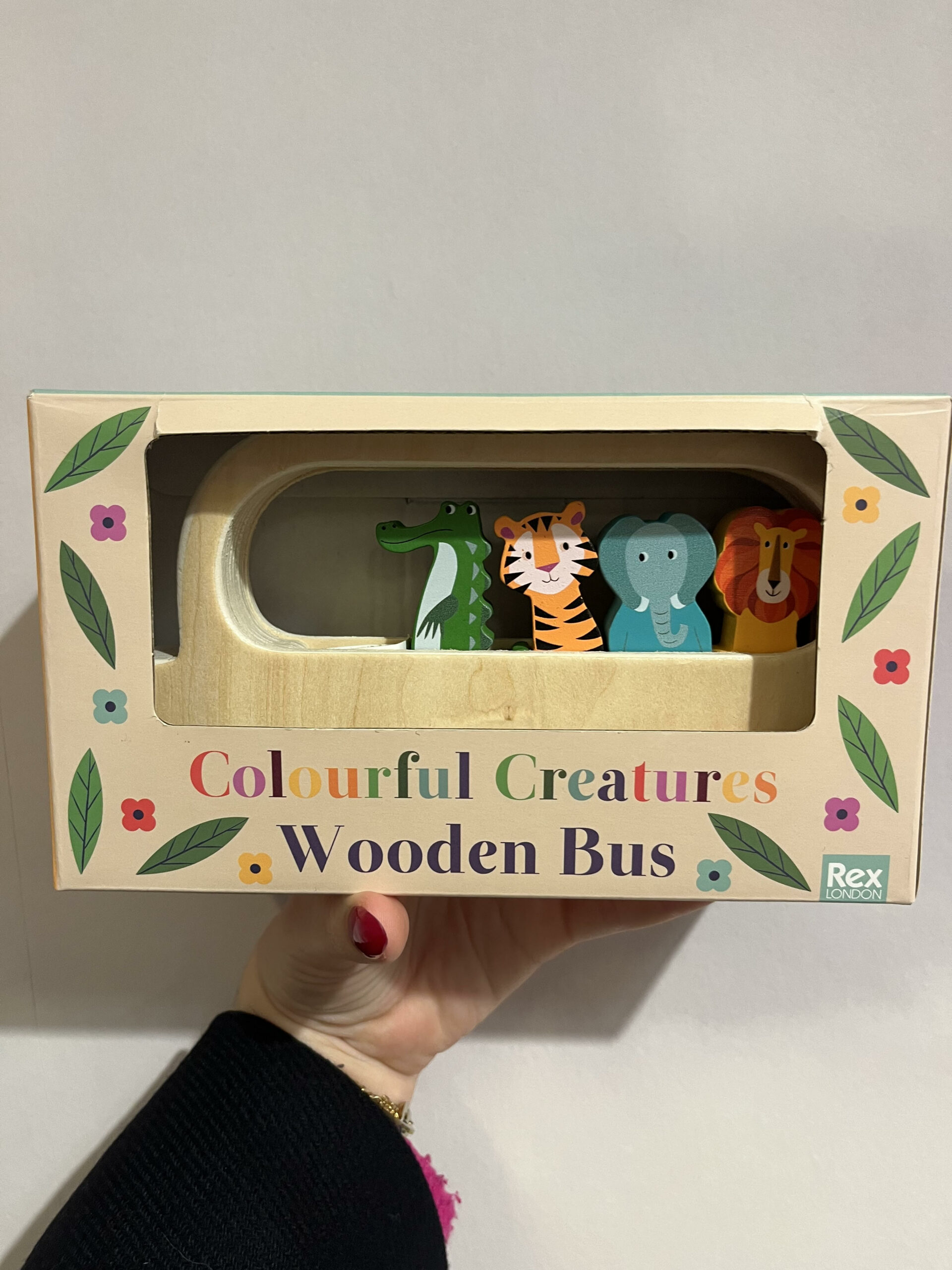 bus en bois avec animaux colorés
